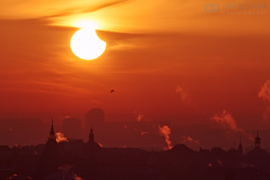 Nakousnuté Slunce vychází nad Prahou