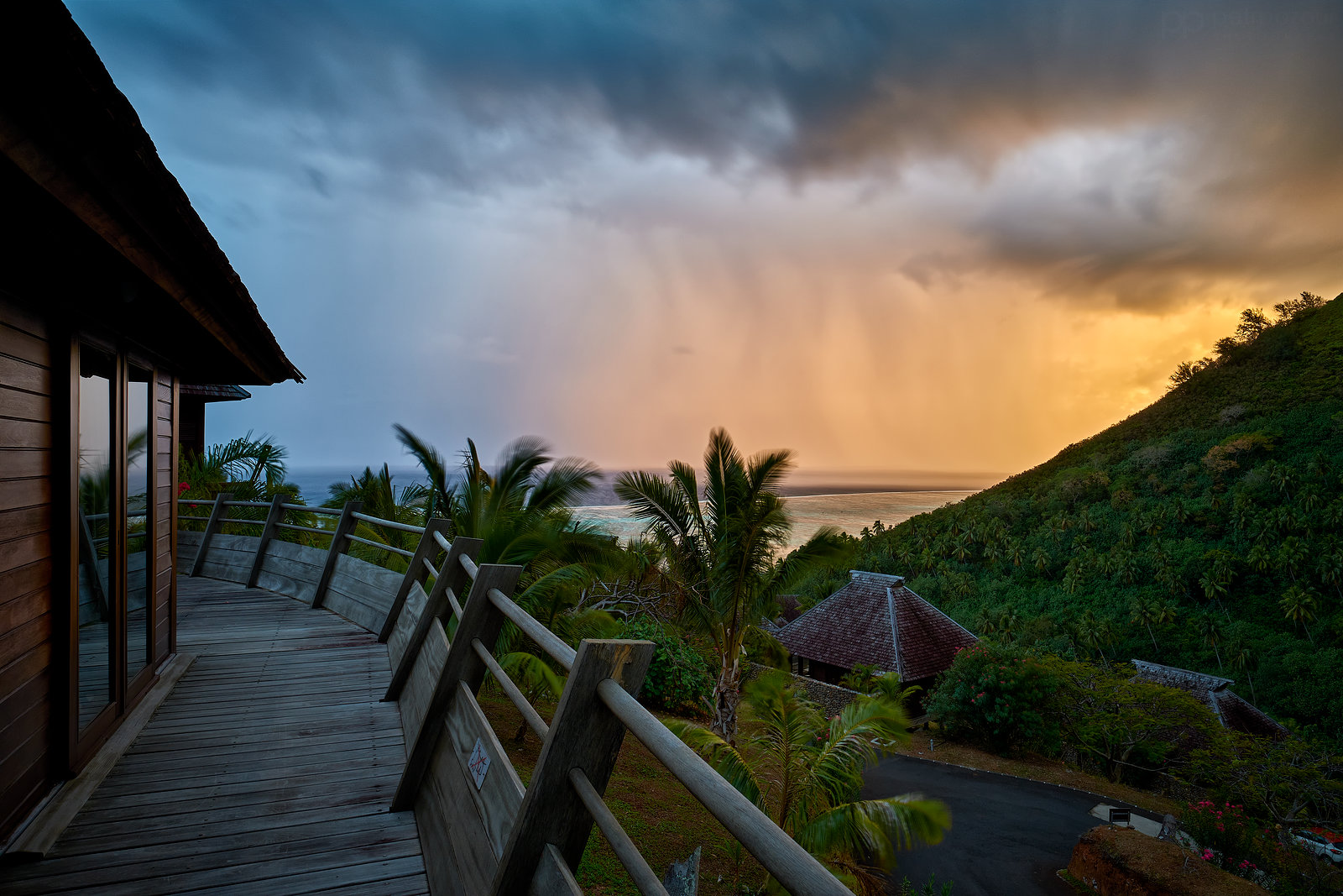 Svítání na ostrově Moorea