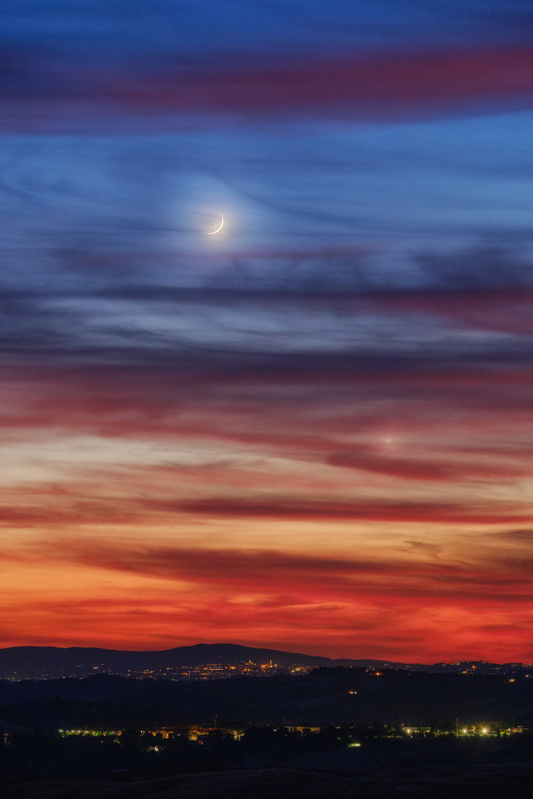 Večerní Měsíc a Venuše nad Sienou