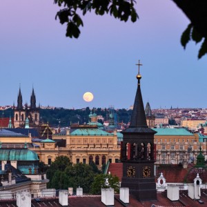 Letní úplněk nad Prahou