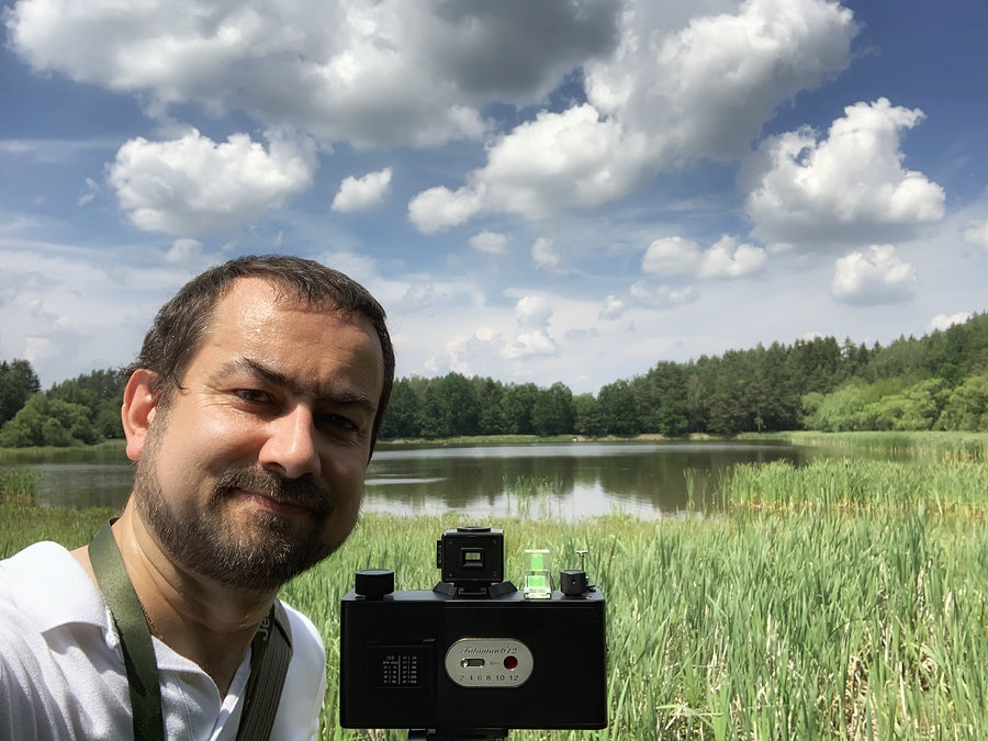 Petr Pazour s filmovou kamerou na Podblanicku.