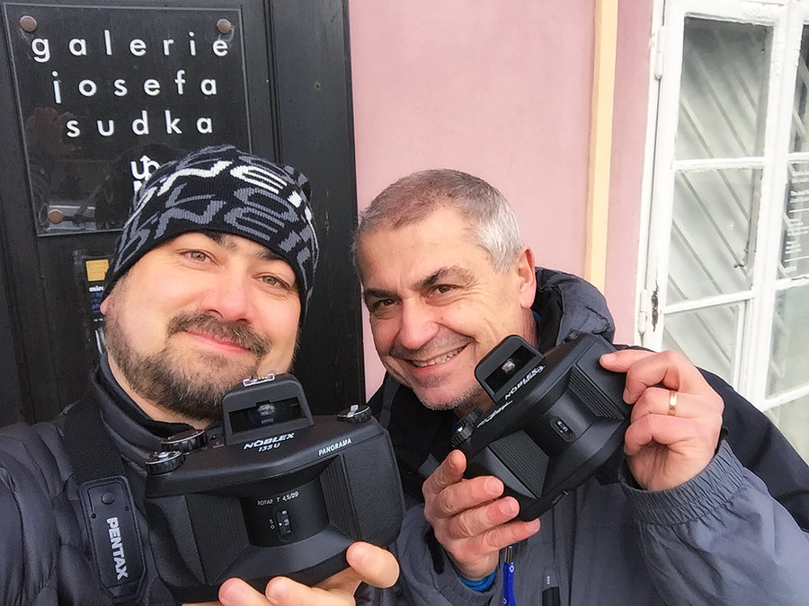 Petr Pazour s kamaradem Michalem Hejnou při lovu panoramatických fotografií Prahy.
